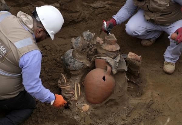 مومیایی در پرو,کشف تصادفی هشت مومیایی بقچه‌پیچ در پایتخت پرو