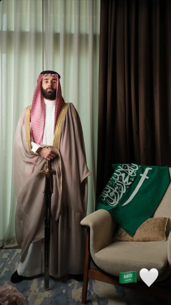 کریم بنزما,کریم بنزما با لباس و شمشیر عربی در روز ملی عربستان