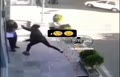 فیلم/ زورگیری وحشیانه از یک شهروند با چاقو وسط خیابانی در رشت