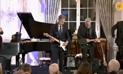 فیلم/ گیتار زدن و ترانه خواندن وزیر خارجه آمریکا