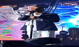 فیلم/ اقدام زیبای ماکان‌بند به یاد داریوش مهرجویی در کنسرت