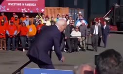 فیلم/ تمسخر بایدن توسط ترامپ با توپ گلف