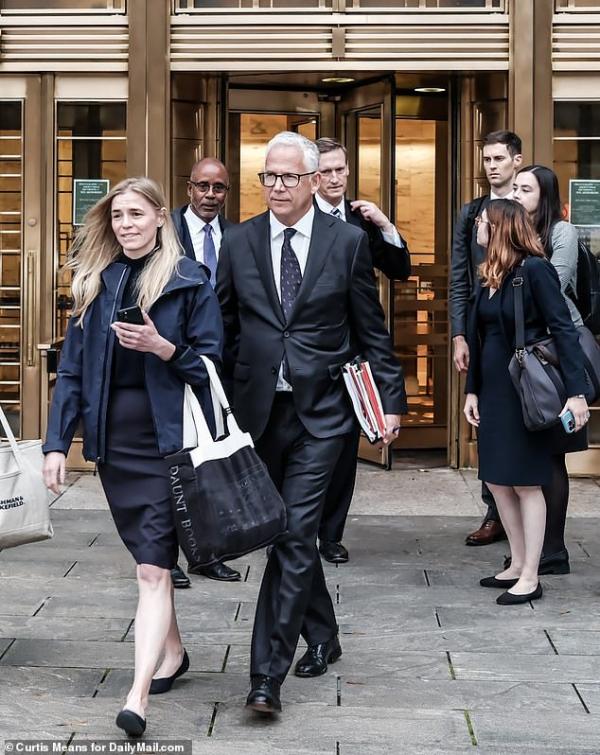 رابرت دنیرو, دادگاه رابرت دنیرو و دستیار سابقش,رابینسون