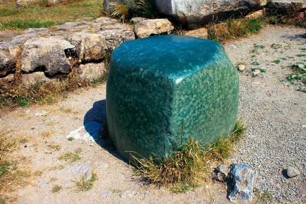 سنگ بزرگ سبزرنگ و مکعبی‌شکل,سنگ مرموز باستانی
