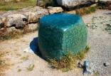 سنگ بزرگ سبزرنگ و مکعبی‌شکل,سنگ مرموز باستانی