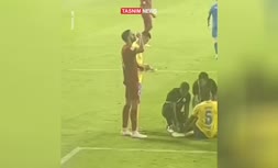 رونالدو بند کفش بازیکن النصر را با دندان باز کرد +فیلم