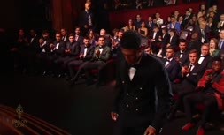 فیلم/ اهدای جایزه کوپا (بهترین بازیکن جوان سال) به جود بلینگام در مراسم توپ طلا 2023