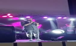 فیلم/ حرکت احساسی «مصطفی راغب» وسط کنسرت بعد از شنیدن خبر فوت اکبر گلپا