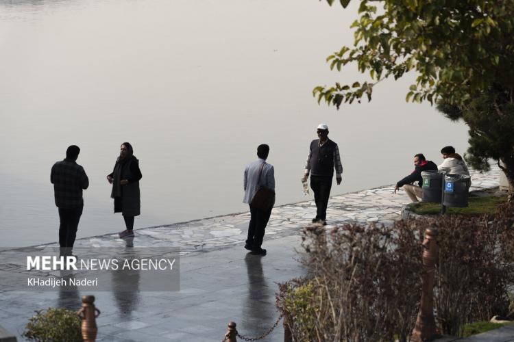 تصاویر استقبال مردم اصفهان از جاری شدن آب در زاینده رود,عکس های باز شدن زاینده رود,تصاویر جاری شدن آب زاینده رود در آبان 1402