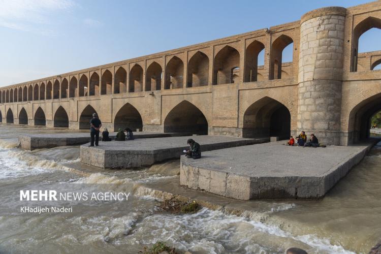 تصاویر استقبال مردم اصفهان از جاری شدن آب در زاینده رود,عکس های باز شدن زاینده رود,تصاویر جاری شدن آب زاینده رود در آبان 1402