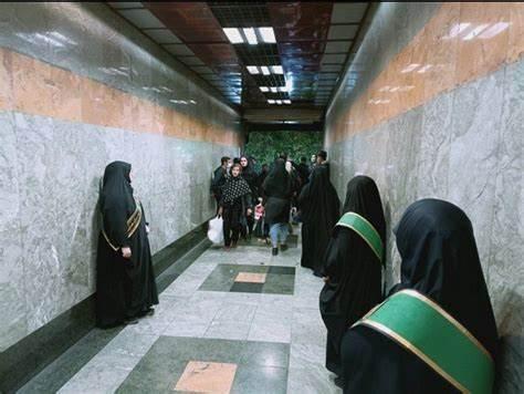 رفتار حجاب بان, تذکر حجاب در مترو