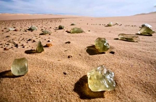 شیشه‌های مرموز صحرای لیبی,که‌های شیشه‌ای زرد رنگ صحرای لیبی
