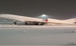 فیلم/ یخ زدن هواپیما در فرودگاه مونیخ