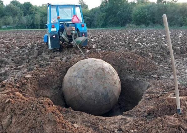 کشف کاسۀ سنگی عظیم یک کشاورز در مزرعه,کشف کاسه سنگی در مزرعه