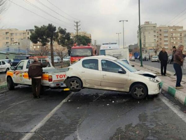 تصادف جاده ای, حادثه برخورد شدید کامیونت با ۱۲ خودرو