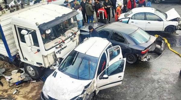 تصادف جاده ای, حادثه برخورد شدید کامیونت با ۱۲ خودرو