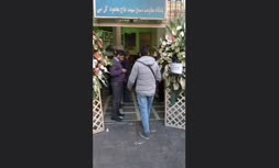 پسر مرحوم ناصر طهماسب، دوربین‌های صداوسیما را به مجلس ختم پدر راه نداد + فیلم
