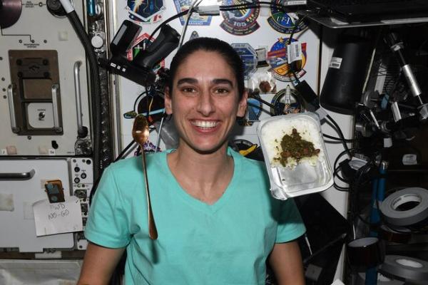 یاسمین مقبلی,خوردن قرمه سبزی توسط یاسمین مقبلی در فضا