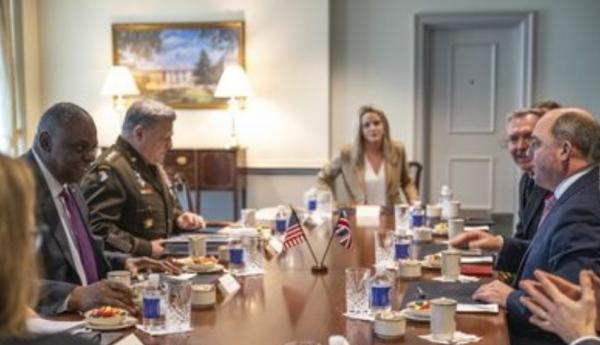 دیدار وزرای دفاع آمریکا و انگلیس,دیدار وزرای دفاع آمریکا و انگلیس با محوریت برخورد با گروه‌های همسو با ایران