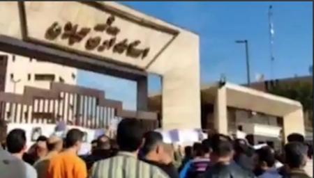 تجمع کارگران گروه ملی فولاد, اعتراض کارگران به تعطیلی کارخانه
