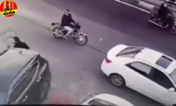 فیلم/ سرقت و زورگیری هم‌زمان ۲ تلفن همراه از ۲ نفر با چاقو در تهران
