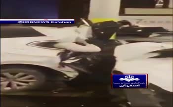 فیلم/ لحظه برخورد شدید ماشین با تیر چراغ برق در اصفهان