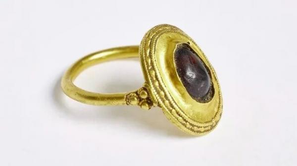 انگشتر طلا,کشف انگشتر طلای ۱۵۰۰ساله