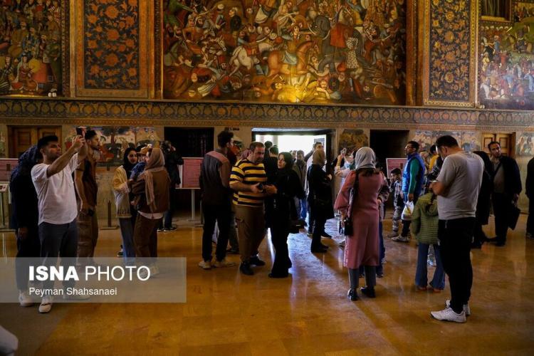 تصاویر مسافران نوروزی در کاخ چهلستون,عکس های مسافران نوروزی در کاخ چهلستون در سال 1403,تصاویر مسافران نوروز 1403 در اصفهان