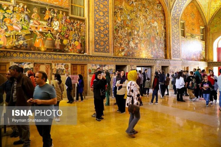 تصاویر مسافران نوروزی در کاخ چهلستون,عکس های مسافران نوروزی در کاخ چهلستون در سال 1403,تصاویر مسافران نوروز 1403 در اصفهان