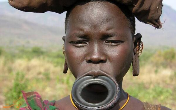 روش وحشتناک زیبایی زنان قبیله آفریقایی,لب‌های زیبا