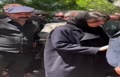 فیلم | لیلا حاتمی در مراسم خاکسپاری مادرش «زری خوشکام» 