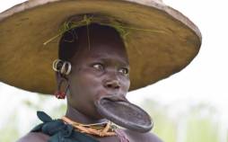 روش وحشتناک زیبایی زنان قبیله آفریقایی,لب‌های زیبا