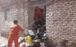 تجمیع چندین تن زباله در یک منزل مسکونی, کشف  ۸۰ خاور زباله در خانه