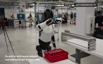 فیلم | ربات انسان‌نمای تسلا در نقش کارگر کارخانه