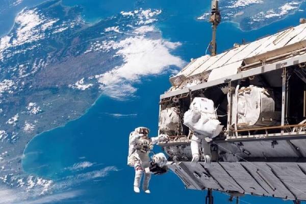 پیاده روی فضایی,تعویق پیاده‌روی فضایی به دلیل نشت لباس فضانوردان