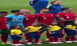 فیلم/ واکنش جالب یک دختربچه به همراهی با رونالدو در مراسم آغازین بازی پرتغال با ترکیه