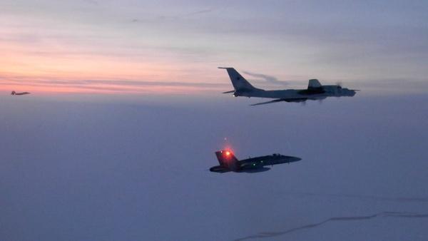 رهگیری دو جنگنده‌ چین و دو جنگنده‌ روسیه توسط مریکاعجنگنده های چین و روسیه در آمریکا