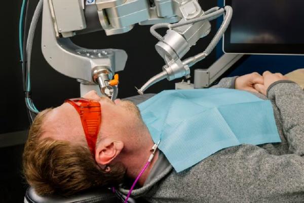 ربات دندانپزشک مجهز به هوش مصنوعی,درمان اولین انسان با ربات دندانپزشک