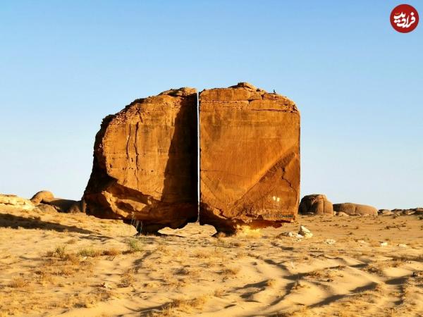 دو نیم شدن تخته سنگ مرموز النسلا عربستان,سنگ مرموز در عربستان