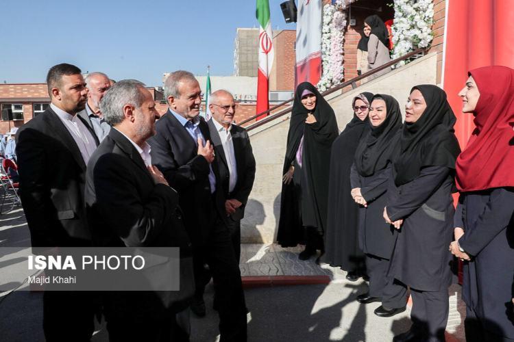 تصاویر نواختن زنگ آغاز سال تحصیلی با حضور پزشکیان,عکس های آغاز سال تحصیلی جدید در ایران,تصاویر دانش آموزان در سال تحصیلی جدید