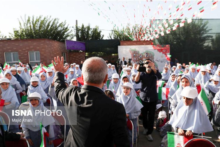 تصاویر نواختن زنگ آغاز سال تحصیلی با حضور پزشکیان,عکس های آغاز سال تحصیلی جدید در ایران,تصاویر دانش آموزان در سال تحصیلی جدید