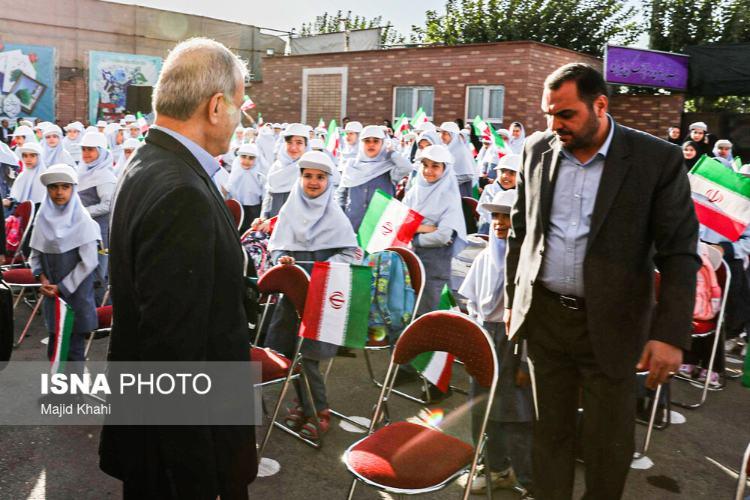 تصاویر نواختن زنگ آغاز سال تحصیلی با حضور پزشکیان,عکس های آغاز سال تحصیلی جدید در ایران,تصاویر دانش آموزان در سال تحصیلی جدید