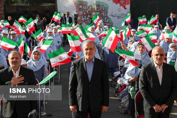 تصاویر نواختن زنگ آغاز سال تحصیلی با حضور پزشکیان,عکس های آغاز سال تحصیلی جدید در ایران,تصاویر دانش آموزان در سال تحصیلی جدید