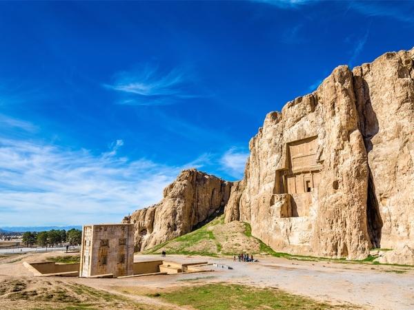 نشست زمین, فرونشست زمین در فاصله ۱۰ متری نقش رستم