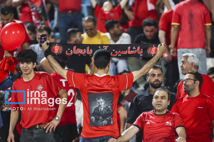 تصاویر قهرمانی تراکتور در لیگ برتر فوتبال ایران تصاویر قهرمانی تراکتور در لیگ برتر فوتبال ایران,تصاویر جشن قهرمانی تراکتور,تصاویر اهدای جام به تیم تراکتور