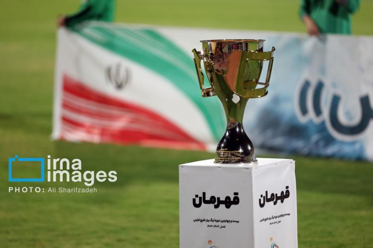 تصاویر قهرمانی تراکتور در لیگ برتر فوتبال ایران تصاویر قهرمانی تراکتور در لیگ برتر فوتبال ایران,تصاویر جشن قهرمانی تراکتور,تصاویر اهدای جام به تیم تراکتور