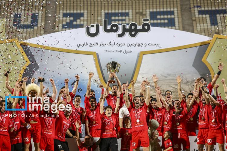 تصاویر قهرمانی تراکتور در لیگ برتر فوتبال ایران تصاویر قهرمانی تراکتور در لیگ برتر فوتبال ایران,تصاویر جشن قهرمانی تراکتور,تصاویر اهدای جام به تیم تراکتور