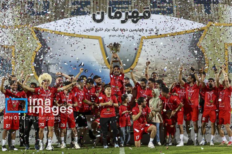 تصاویر قهرمانی تراکتور در لیگ برتر فوتبال ایران تصاویر قهرمانی تراکتور در لیگ برتر فوتبال ایران,تصاویر جشن قهرمانی تراکتور,تصاویر اهدای جام به تیم تراکتور