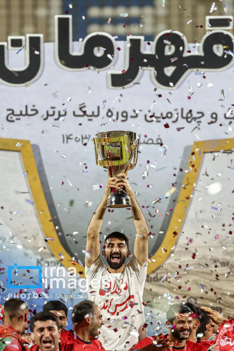 تصاویر قهرمانی تراکتور در لیگ برتر فوتبال ایران تصاویر قهرمانی تراکتور در لیگ برتر فوتبال ایران,تصاویر جشن قهرمانی تراکتور,تصاویر اهدای جام به تیم تراکتور