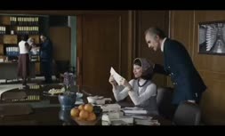 فیلم / بوسه جنجالی بابک حمیدیان بر سر مهسا حجازی در سریال تاسیان